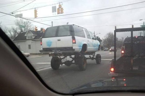 Желанието да седиш над останалите даде тласък на SUV-модата. Но за някои хора това не е достатъчно и те превръщат машините си в двойници на онези, които шейховете ползват за пустинните пясъци. Това нарушава стабилността, съсипва аеродинамиката и може да удвои разхода.
